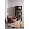 377499 M 377484 R 373527 W 375047 Z 02 SF WE Riss boekenkast Folke fauteuil naturel Cleo vloerkleed Toste