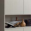 373466 M 200355 N 200356 N 377228 Z 01 SF BL Finca opbergkast 110cm grenen mist Buik deco hout Brook boekenstandaard detail